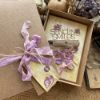 Obrázek Přání v krabičce s dárečkem Květinový náramek - lila